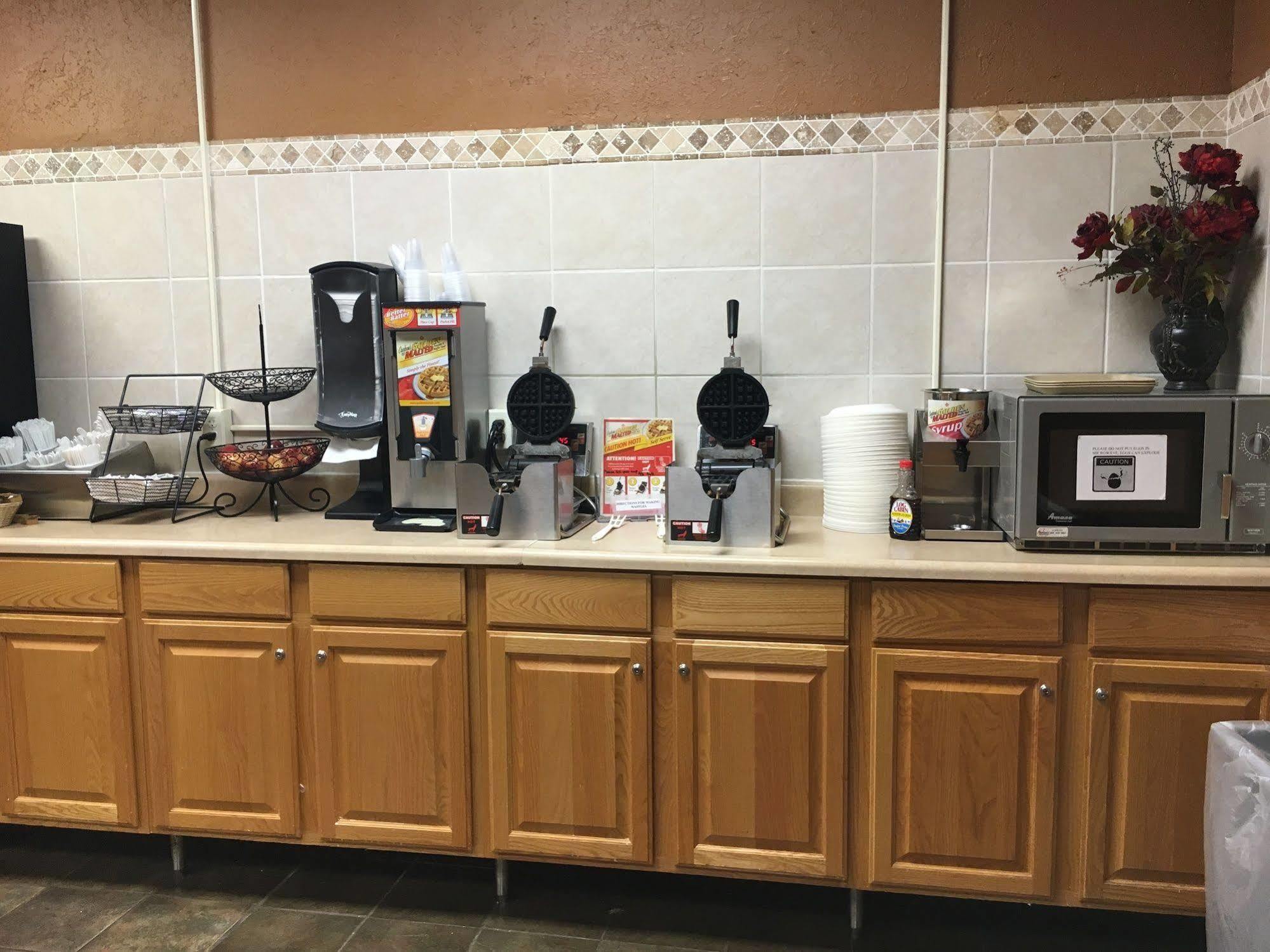 Med City Inn & Suites Rochester Mayo Clinic Area Екстериор снимка